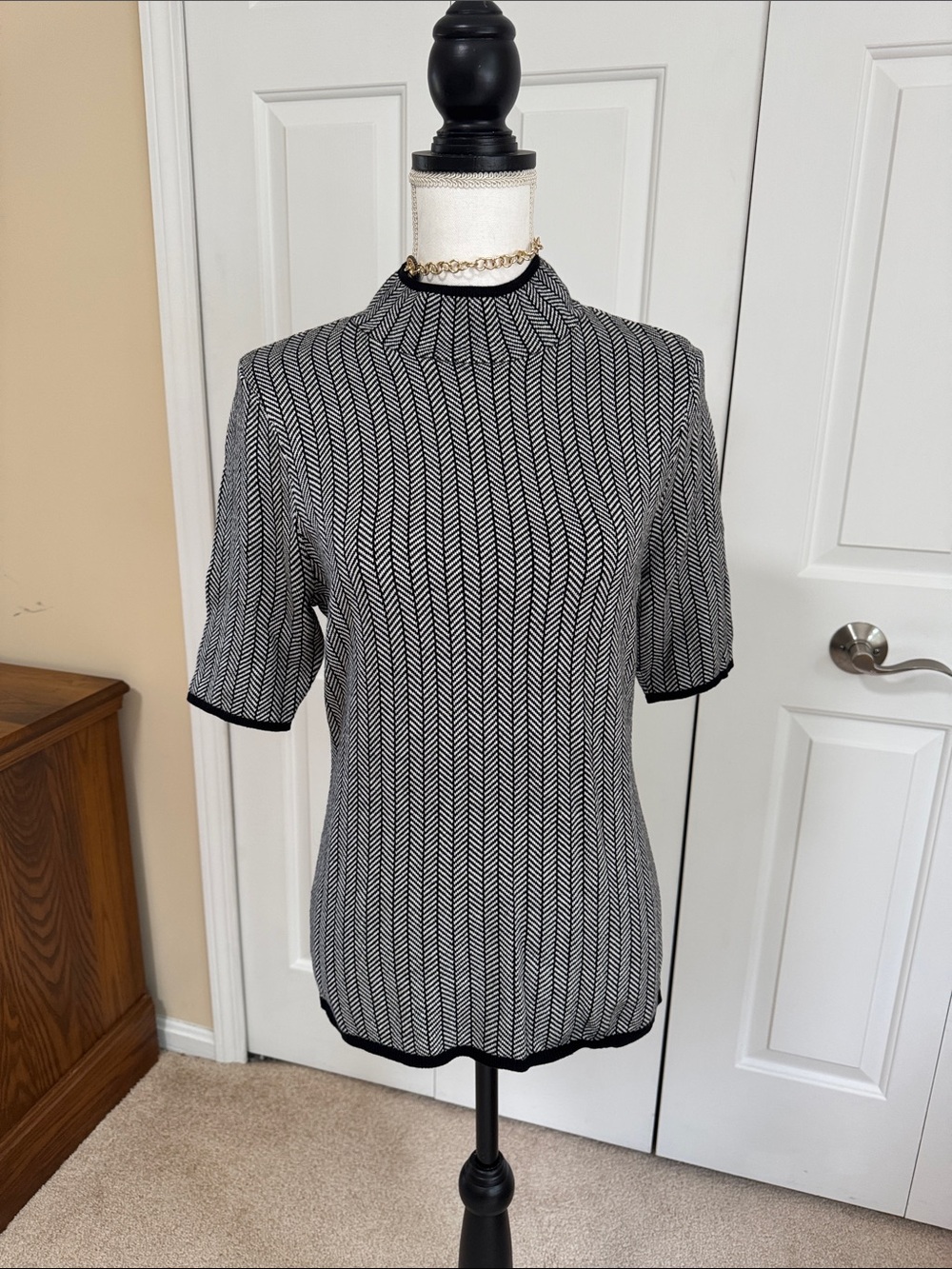 White House Black Market Black and White Chevron Short Sleeve Top